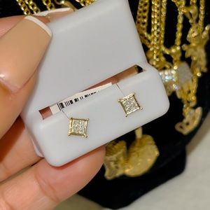 10kt yellow gold and 0.6ct G SI diamond 💎 micro pave stud earrings